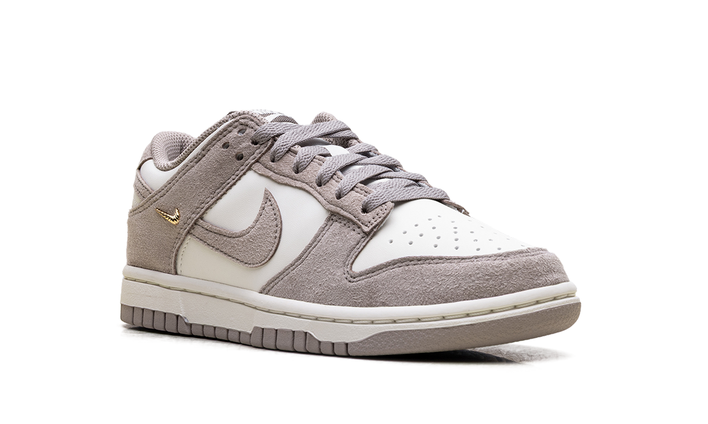 Dunk Low WMNS"Malt Gold Mini Swoosh" IB4417 105