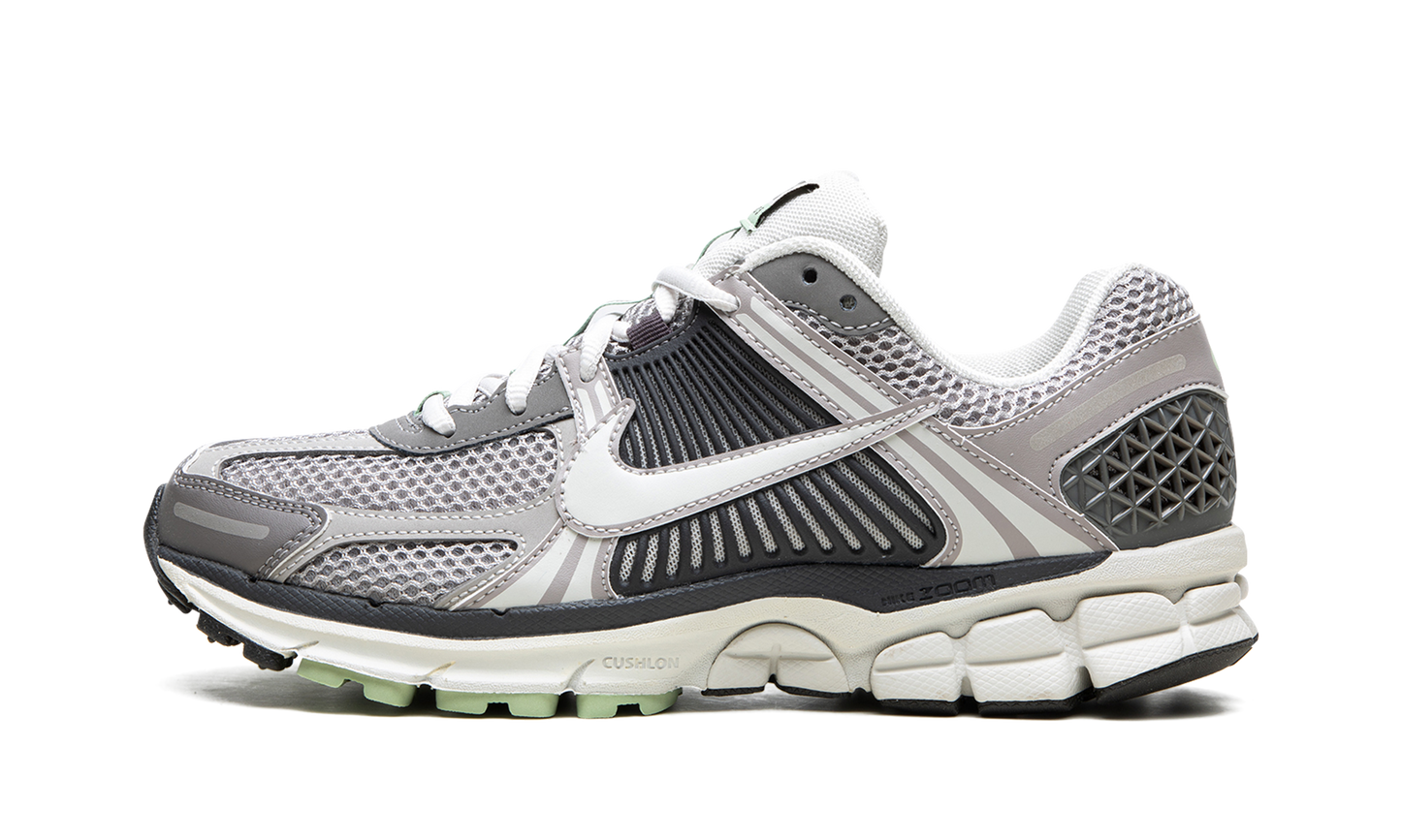 VOMERO 5 WMNS"Cobblestone" FB8825 001