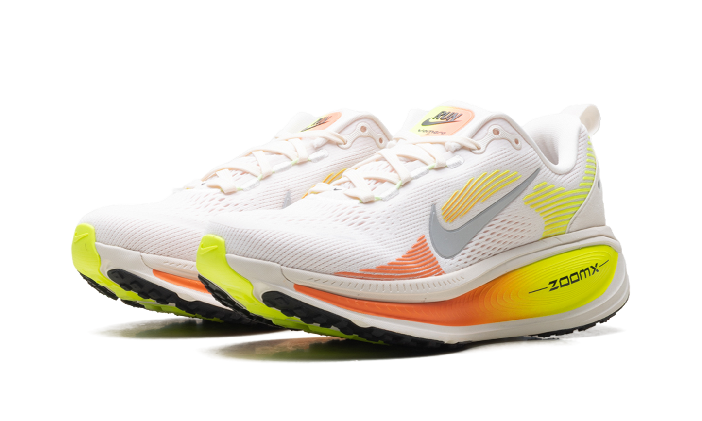 Vomero 18 WMNS"Phantom Light Wild Mango Volt" HM6804 002