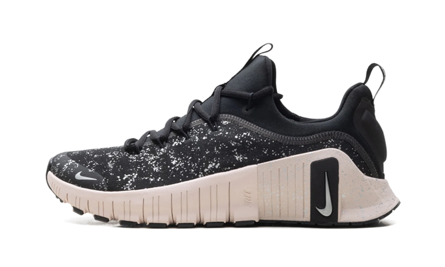 Free Metcon 6 SE WMNS "Black Silt Red" HV2017 001