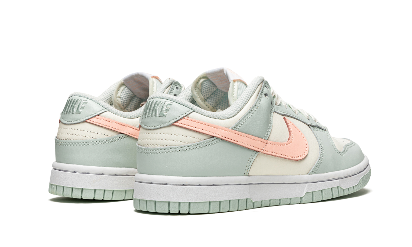 DUNK LOW WMNS"Barely Green" DD1503 104