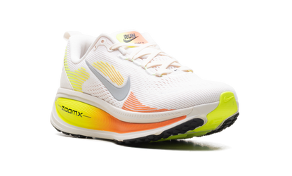 Vomero 18 WMNS"Phantom Light Wild Mango Volt" HM6804 002