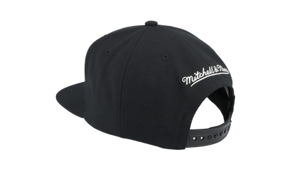 NBA Evergreen Black White Snapback Cap "Chicago Bulls - Black" HS8547 CBUBLCK