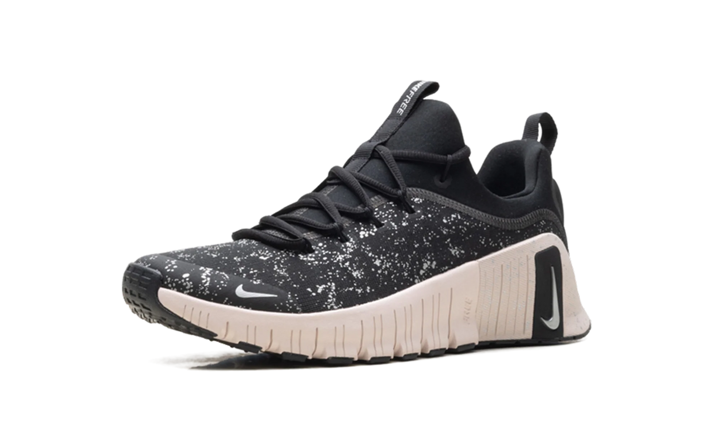 Free Metcon 6 SE WMNS "Black Silt Red" HV2017 001