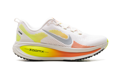 Vomero 18 WMNS"Phantom Light Wild Mango Volt" HM6804 002