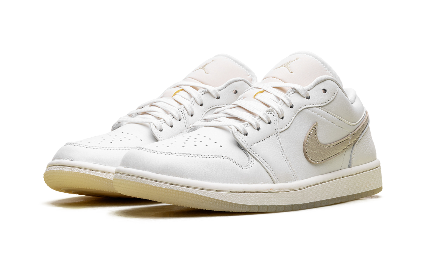 1 Low SE WMNS "Metallic Team Gold" HV5157 100