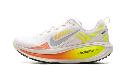 Vomero 18 WMNS"Phantom Light Wild Mango Volt" HM6804 002